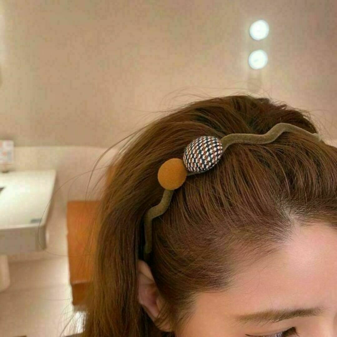 くるみボタン うねうね カチューシャ 茶色 ニット 髪飾り ヘアアクセサリー レディースのヘアアクセサリー(カチューシャ)の商品写真