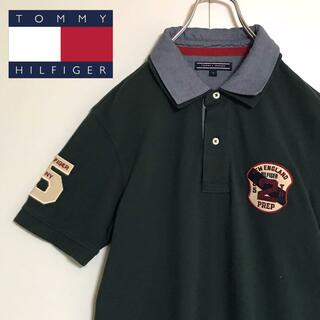 トミーヒルフィガー(TOMMY HILFIGER)の【美品】トミーヒルフィガー　ワッペンロゴ入りポロシャツ　2枚襟　深緑　F961(ポロシャツ)