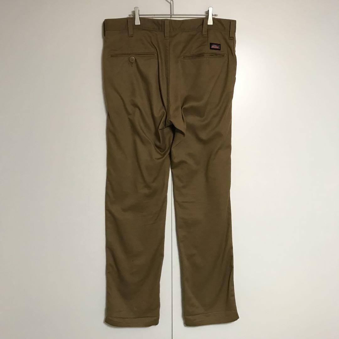 Dickies(ディッキーズ)の【ビッグサイズ】ディッキーズ　ロゴ入りストレートパンツ　キャメル　A975 メンズのパンツ(ワークパンツ/カーゴパンツ)の商品写真