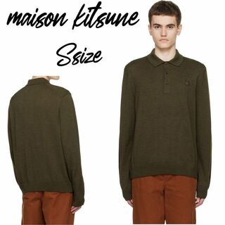メゾンキツネ(MAISON KITSUNE')のメゾンキツネ　Maison kitsune ニットポロシャツ Sサイズ カーキ(ポロシャツ)