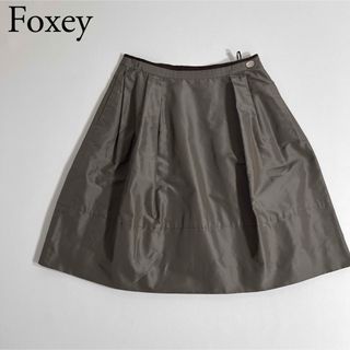 フォクシー(FOXEY)の美品 Foxey フォクシー　フレアスカート　ロゴプレート　ベルフラワー　シルク(ひざ丈スカート)