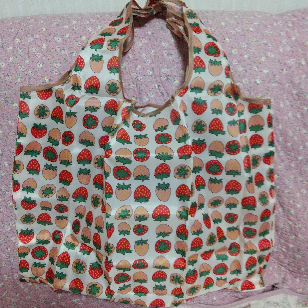 【新品未使用】レディース  エコバッグ　苺柄  イチゴ柄　大容量 レディースのバッグ(エコバッグ)の商品写真