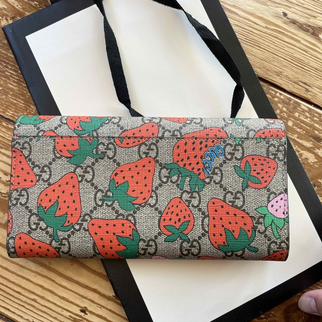 Gucci(グッチ)のGUCCIストロベリー　長財布 レディースのファッション小物(財布)の商品写真