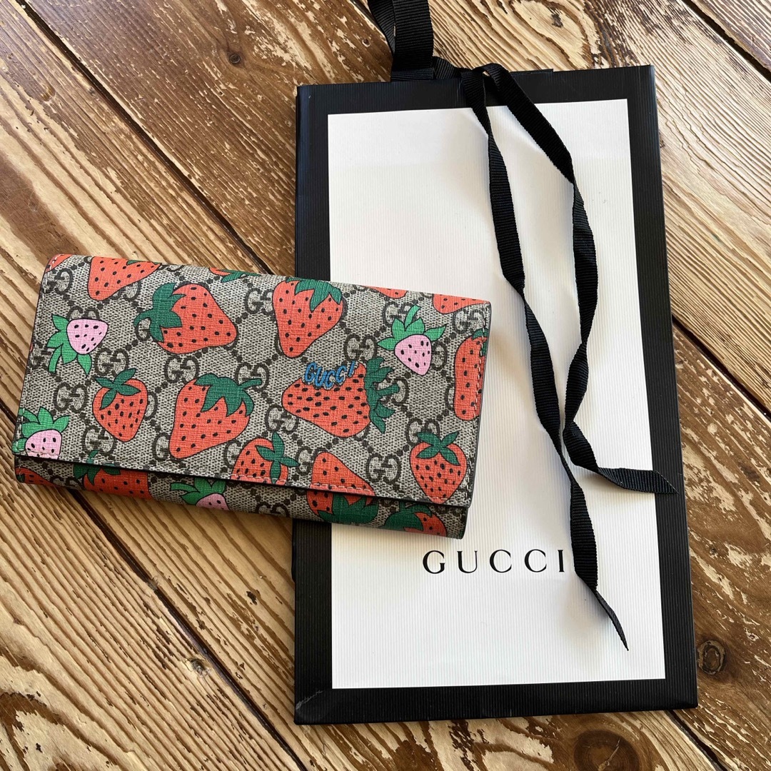 Gucci(グッチ)のGUCCIストロベリー　長財布 レディースのファッション小物(財布)の商品写真