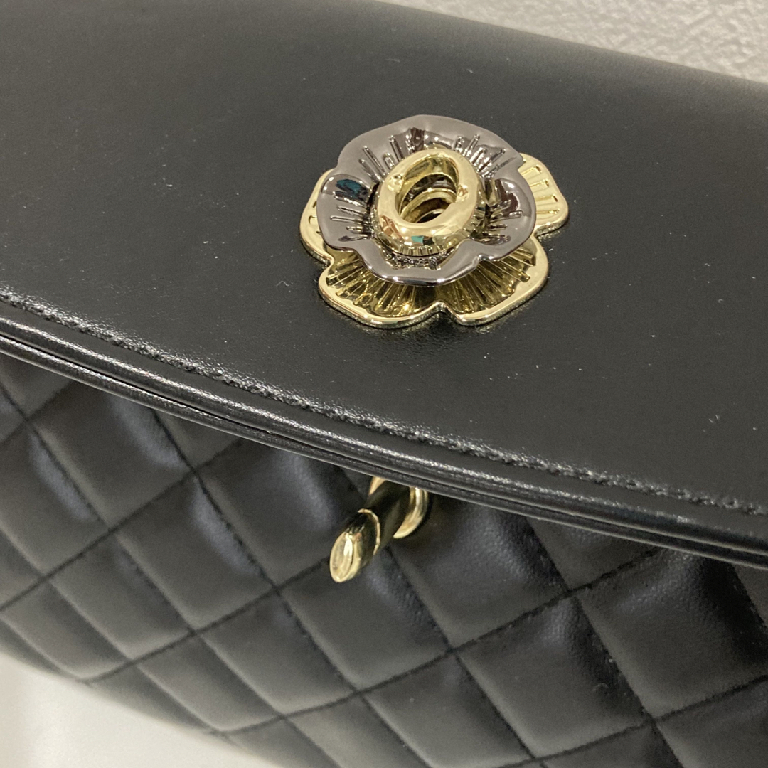 2wayバッグ　チェーンバッグ　ショルダーバッグ　キルティングバッグ　黒　花柄 レディースのバッグ(ショルダーバッグ)の商品写真