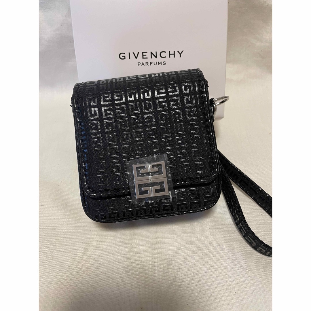 GIVENCHY(ジバンシィ)の新品 GIVENCHY オリジナルポーチほか ハンドメイドのファッション小物(ポーチ)の商品写真