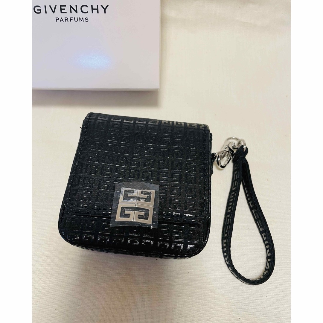 GIVENCHY(ジバンシィ)の新品 GIVENCHY オリジナルポーチほか ハンドメイドのファッション小物(ポーチ)の商品写真