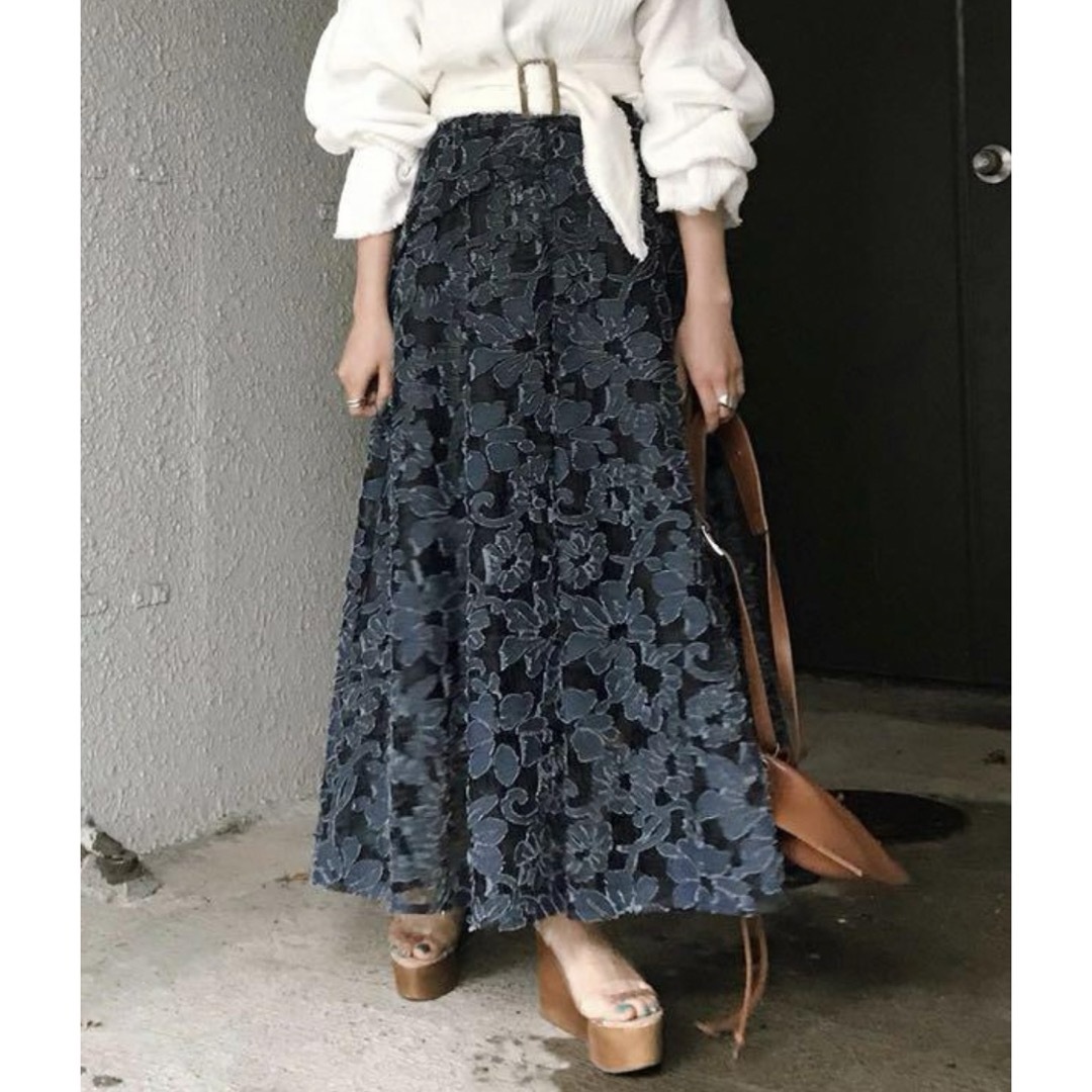 Ameri VINTAGE(アメリヴィンテージ)のAMERI アメリ ANTHESIS LACE SKIRT インディゴ レディースのスカート(ロングスカート)の商品写真