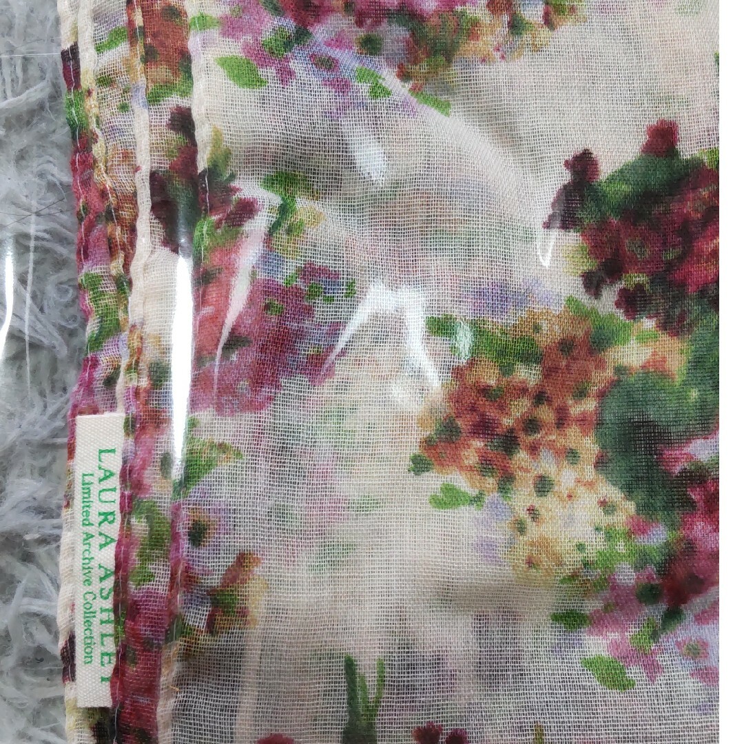 LAURA ASHLEY(ローラアシュレイ)のLAURA ASHLEY  花柄ストール レディースのファッション小物(バンダナ/スカーフ)の商品写真