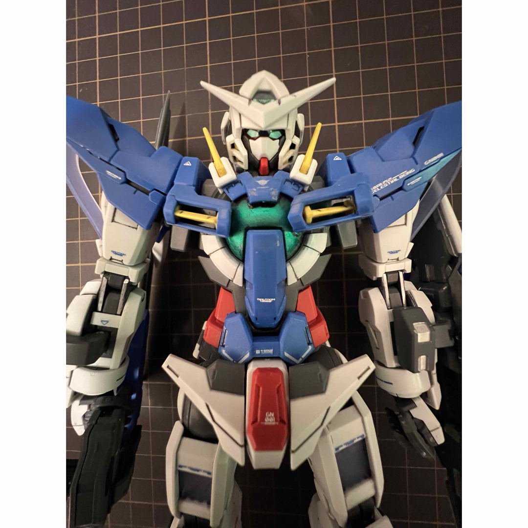 BANDAI(バンダイ)のMG ガンダムエクシア　ガンプラ完成品 エンタメ/ホビーのおもちゃ/ぬいぐるみ(模型/プラモデル)の商品写真