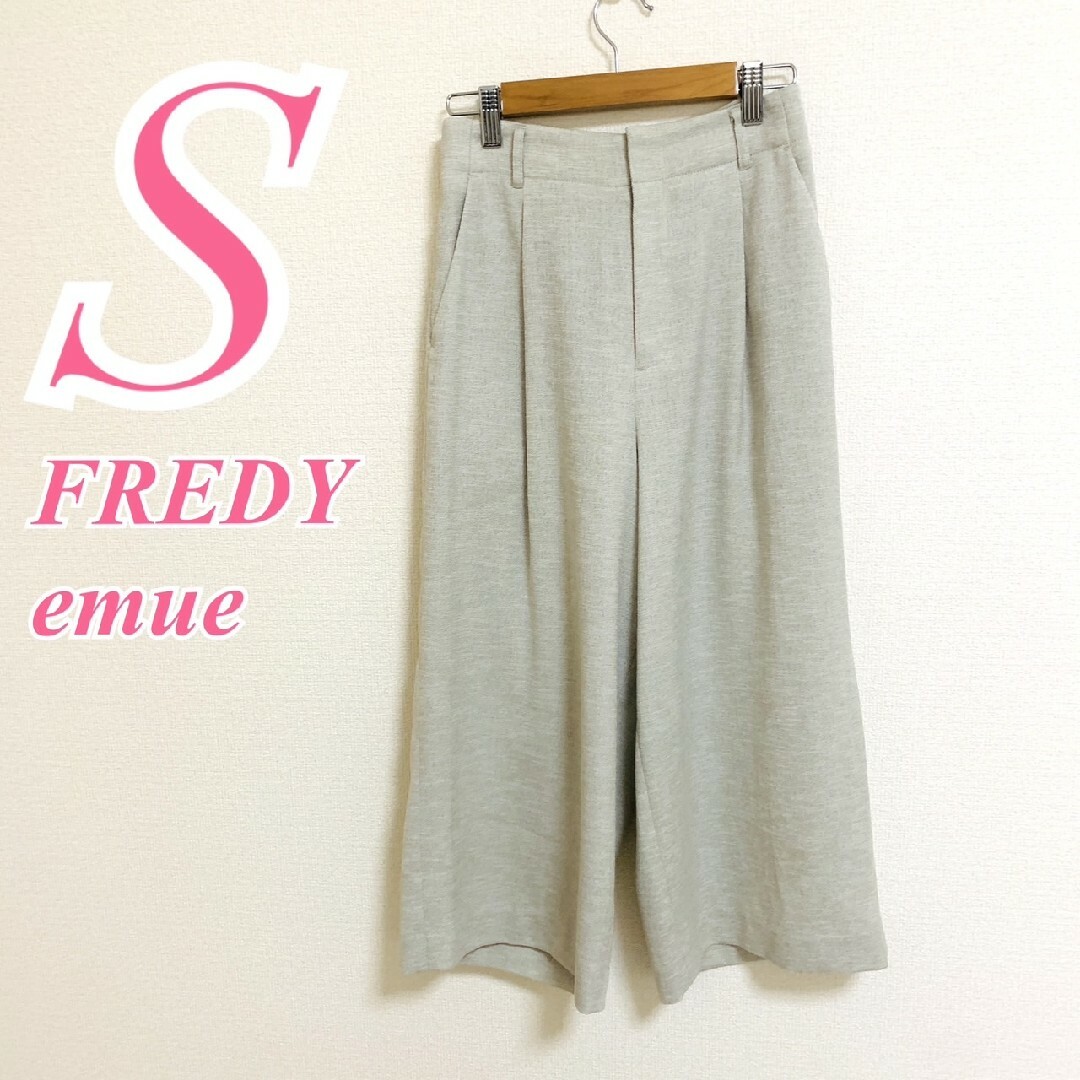 fredy emue(フレディエミュ)のフレディエミュ　クロップドパンツ　S　グレー　ベージュ　きれいめ　オフィス レディースのパンツ(クロップドパンツ)の商品写真