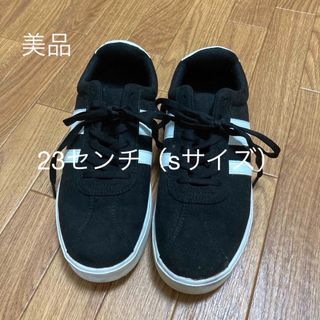 シューズ　Ｓサイズ（23センチから23.5センチ）(スニーカー)