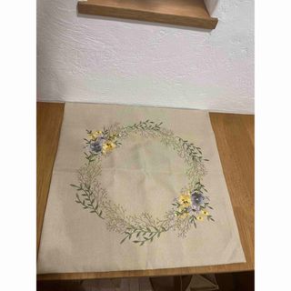 サリュ　花　刺繍　クッションカバー(クッションカバー)