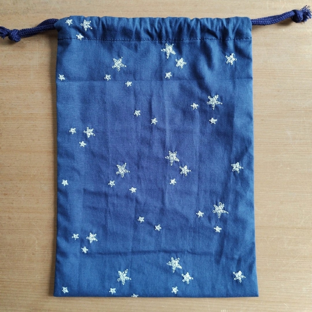 ハンドメイド　星柄　刺繍　給食袋　ランチョンマット ハンドメイドのキッズ/ベビー(外出用品)の商品写真