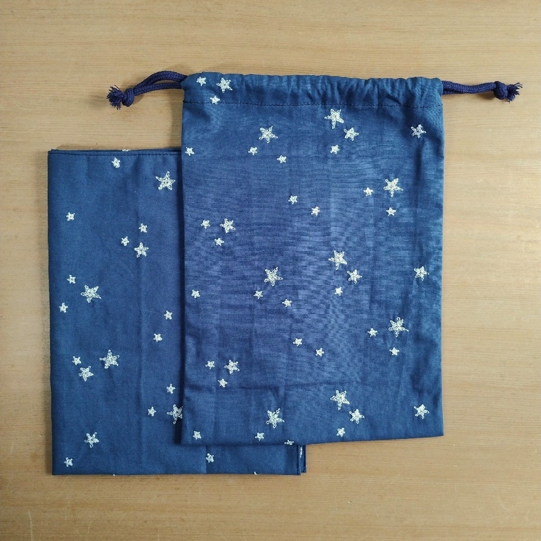 ハンドメイド　星柄　刺繍　給食袋　ランチョンマット ハンドメイドのキッズ/ベビー(外出用品)の商品写真