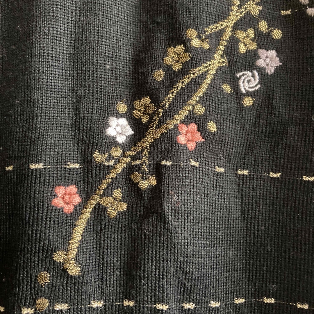 黒色　ニット　花柄 レディースのトップス(カットソー(長袖/七分))の商品写真