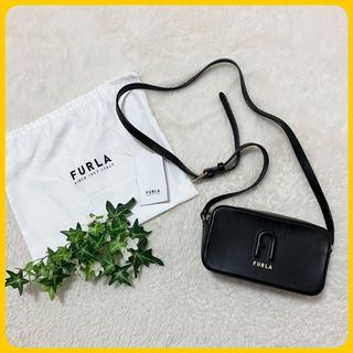 フルラ(Furla)の極美品 保存袋付 FURLA リタ カメラバッグ アーチ 現行ロゴ ショルダー(ショルダーバッグ)