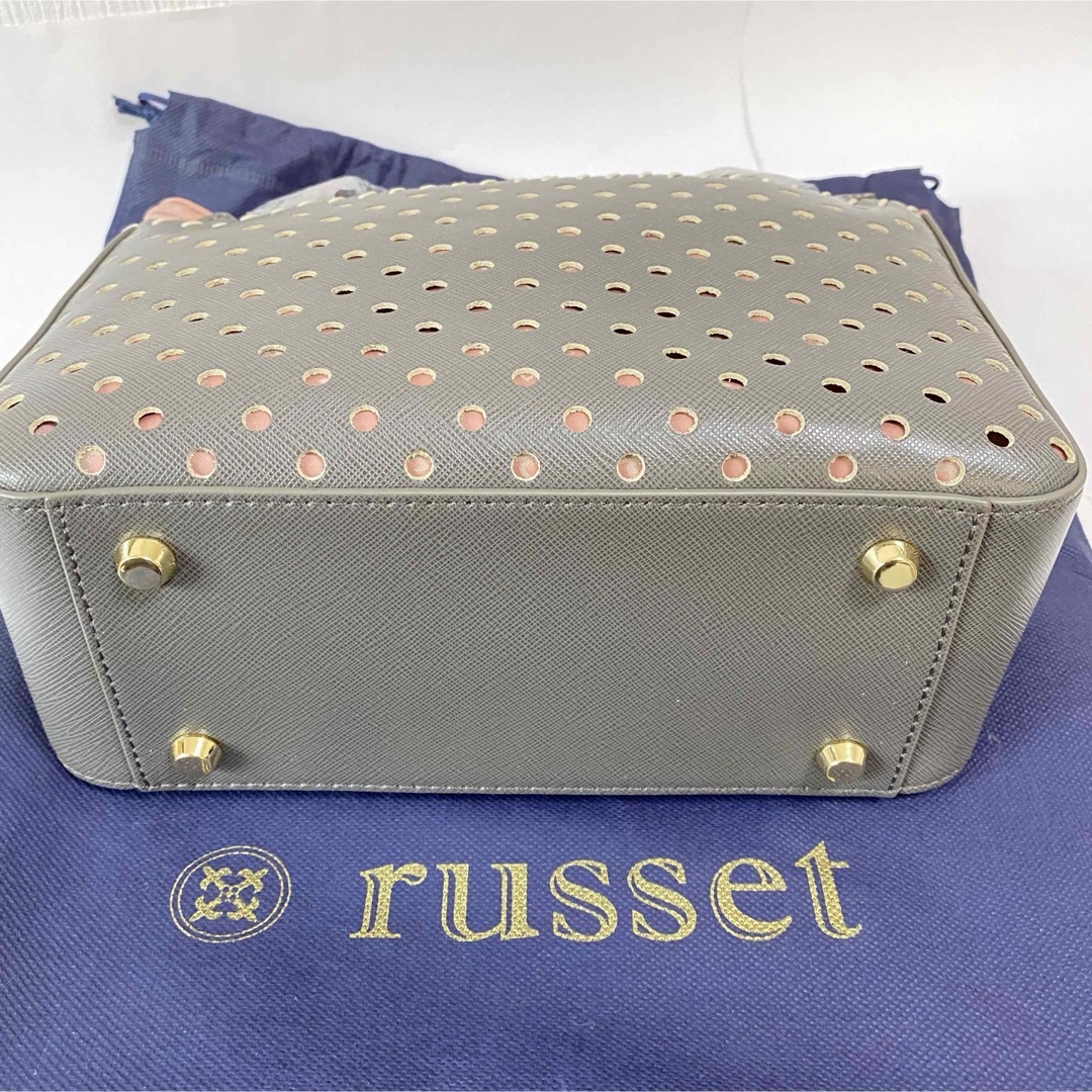 Russet(ラシット)の未使用★ラシット★パンチングレザーハンド&ショルダー2wayバッグ★グレーピンク レディースのバッグ(ショルダーバッグ)の商品写真