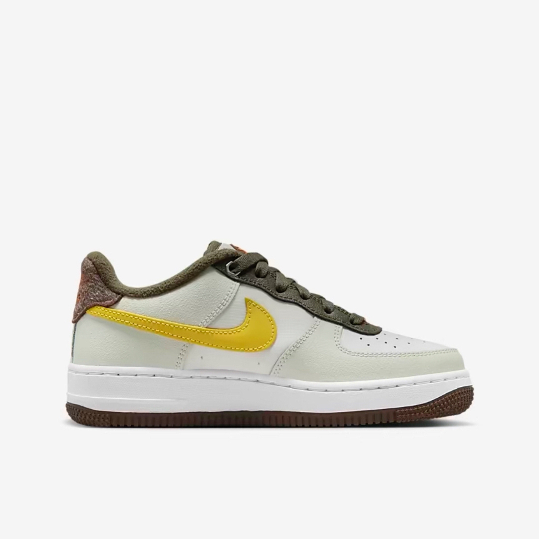 NIKE(ナイキ)の24cm【新品】限定モデル　NIKE GS AIR FORCE1 LV8 レディースの靴/シューズ(スニーカー)の商品写真