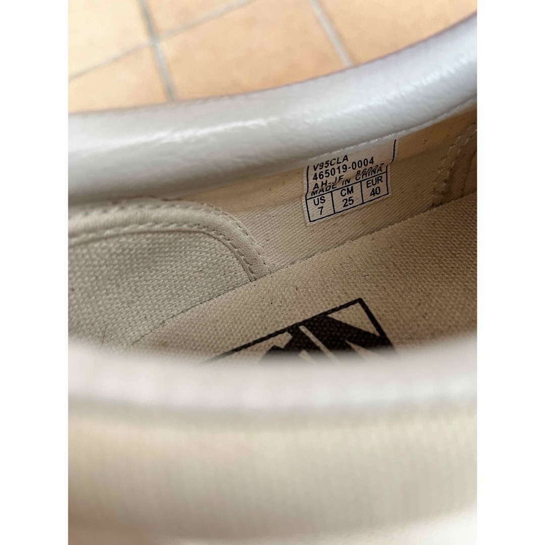 AUTHENTIC（VANS）(オーセンティック)のバンズ　vans オーセンティック　白　ホワイト　25センチ メンズの靴/シューズ(スニーカー)の商品写真