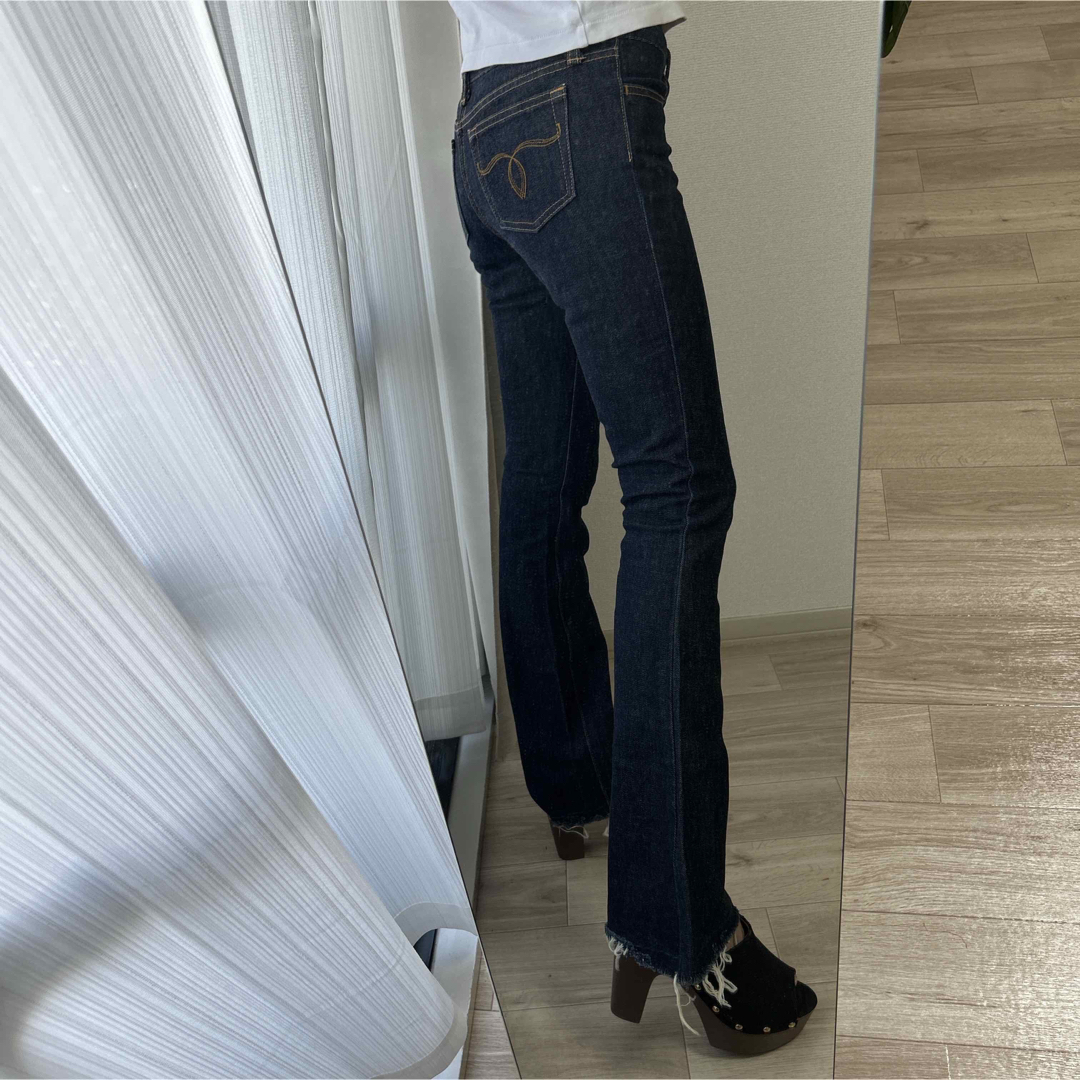 moussy(マウジー)のmoussy カットオフフレアデニムパンツ 26インチ SLY rienda レディースのパンツ(デニム/ジーンズ)の商品写真