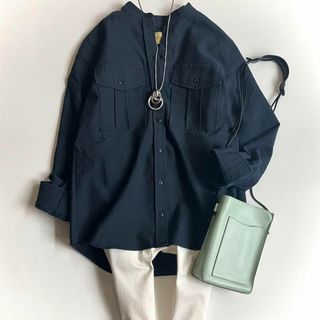 ユナイテッドアローズ(UNITED ARROWS)の希少✳︎ユナイテッドアローズ リネンポケットシャツ ネイビー 長袖 バンドカラー(シャツ/ブラウス(長袖/七分))