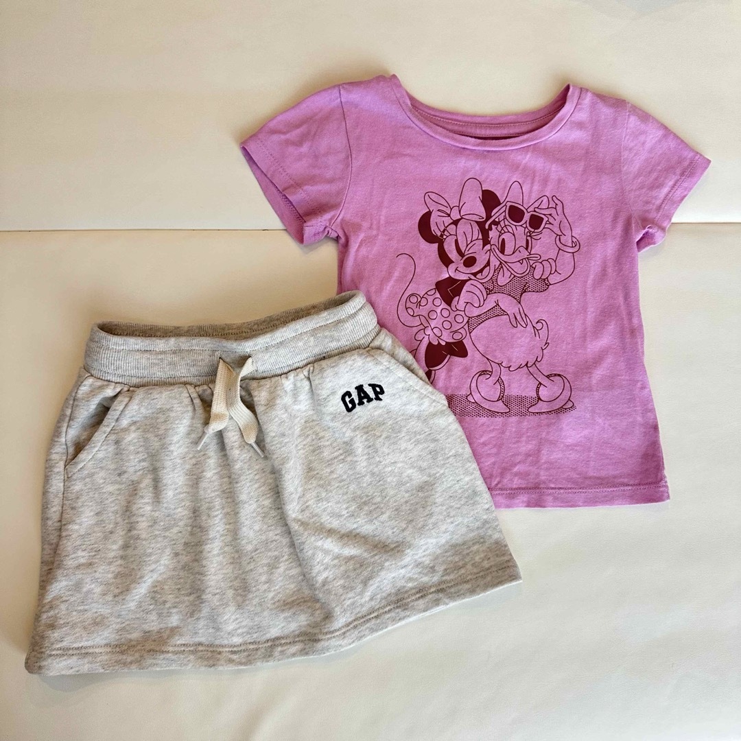 GAP Kids(ギャップキッズ)のGAP ディズニーTシャツ、スウェットスカートセット キッズ/ベビー/マタニティのキッズ服女の子用(90cm~)(Tシャツ/カットソー)の商品写真