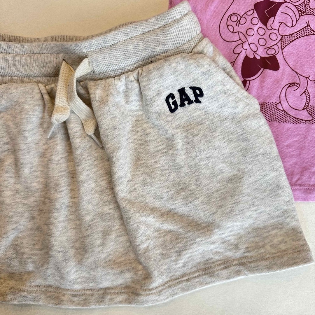 GAP Kids(ギャップキッズ)のGAP ディズニーTシャツ、スウェットスカートセット キッズ/ベビー/マタニティのキッズ服女の子用(90cm~)(Tシャツ/カットソー)の商品写真