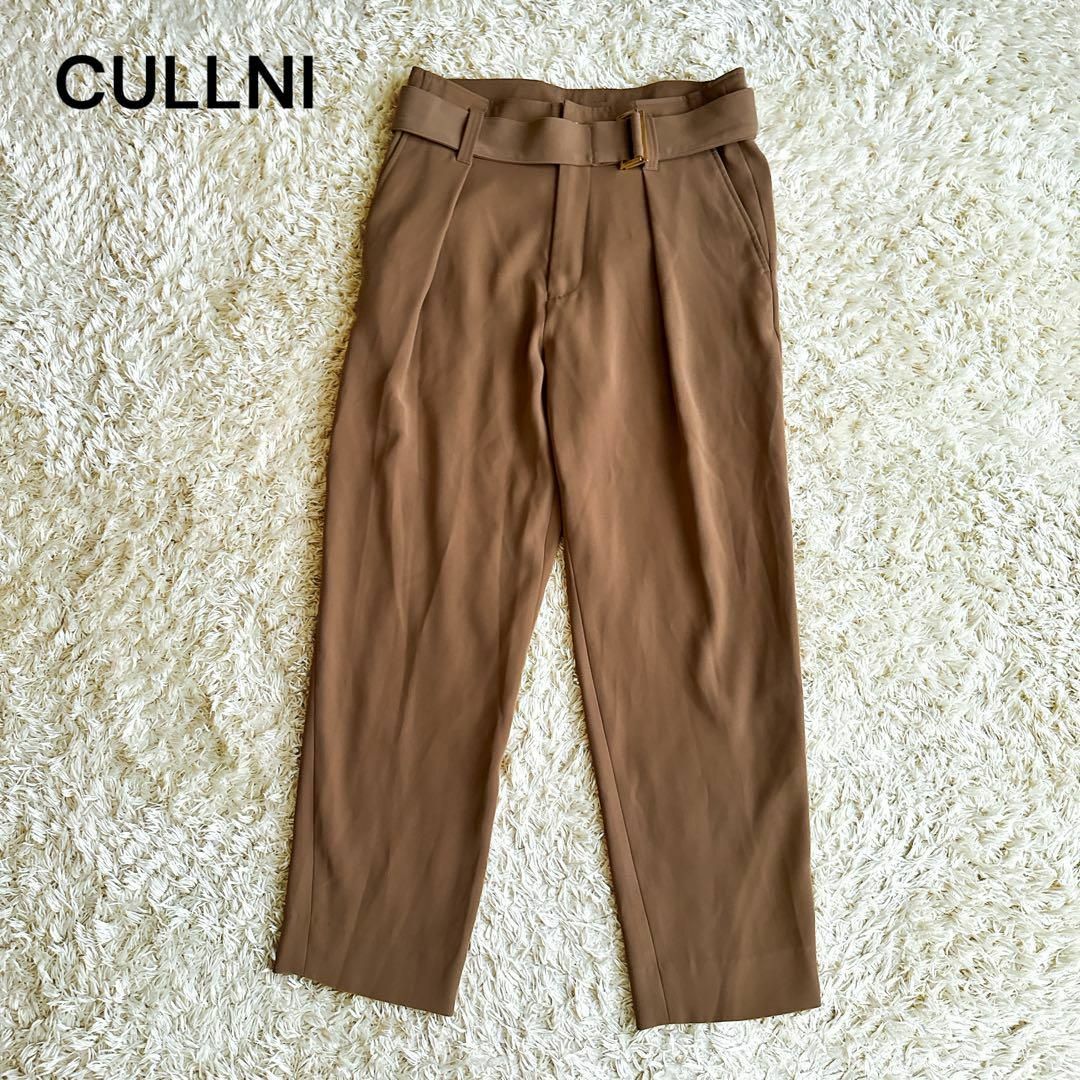 CULLNI クルニ　スラックスパンツ　定番　ベルトタックパンツ　ゴールド メンズのパンツ(スラックス)の商品写真