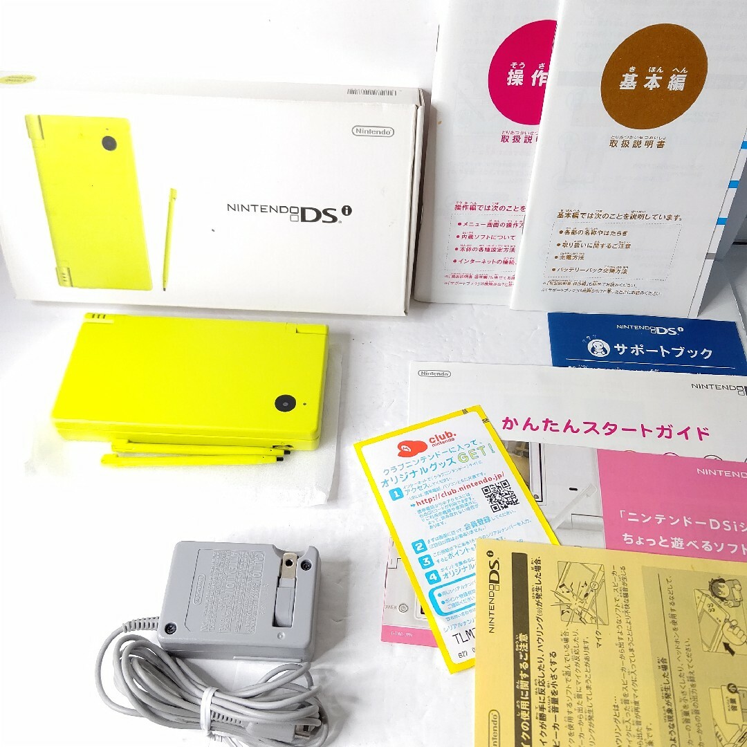 ニンテンドーDS(ニンテンドーDS)のNintendo　ニンテンドーDSi ライムグリーン　極美品　任天堂　ゲーム機 エンタメ/ホビーのゲームソフト/ゲーム機本体(携帯用ゲーム機本体)の商品写真