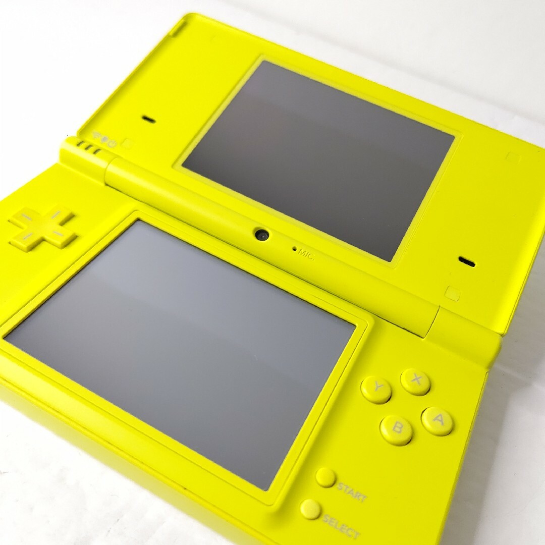 ニンテンドーDS(ニンテンドーDS)のNintendo　ニンテンドーDSi ライムグリーン　極美品　任天堂　ゲーム機 エンタメ/ホビーのゲームソフト/ゲーム機本体(携帯用ゲーム機本体)の商品写真