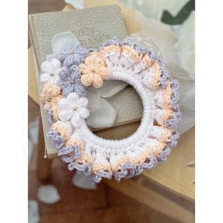 ハンドメイド♡コットン夏糸で編んだ　お花いっぱいシュシュ(ヘアゴム/シュシュ)