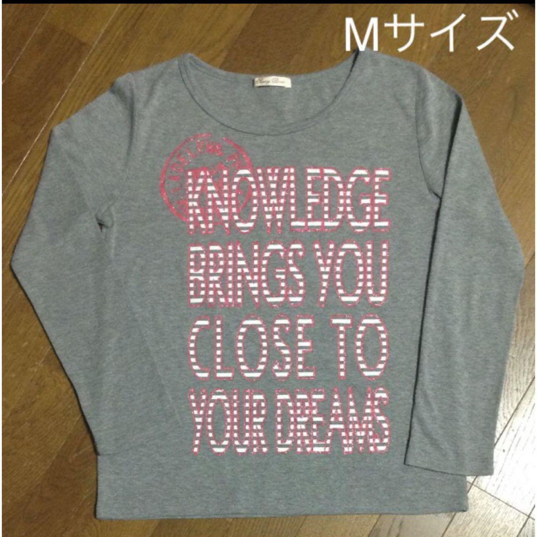 Mサイズ　長袖シャツ　グレー　英字ラメプリント レディースのトップス(Tシャツ(長袖/七分))の商品写真