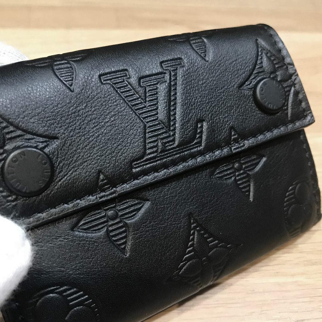 LOUIS VUITTON(ルイヴィトン)の新品同様 ルイヴィトン イニシャル入り モノグラムシャドウ 3つ折り財布 黒 メンズのファッション小物(折り財布)の商品写真