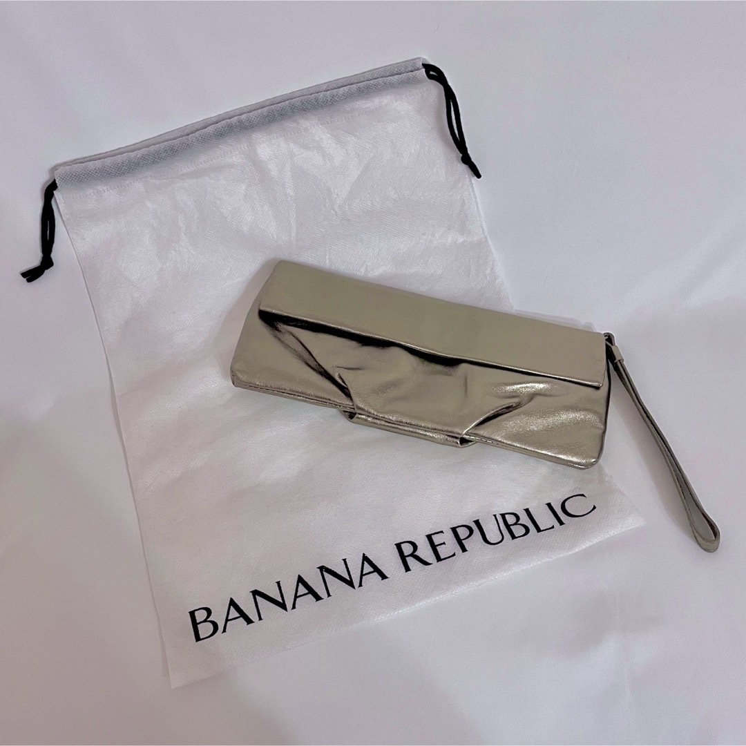 Banana Republic(バナナリパブリック)のBANANA  REPUBLIC ストラップ付き クラッチバッグ ゴールド レディースのバッグ(クラッチバッグ)の商品写真