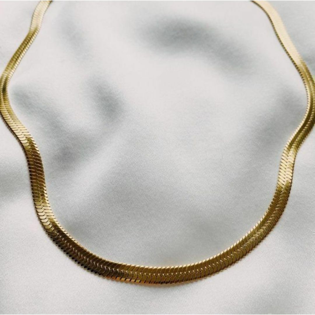 ★高級蛇骨チェーン　ネックレス　シンプル　レディース　ゴールド5MM　大人の女性 レディースのアクセサリー(ネックレス)の商品写真