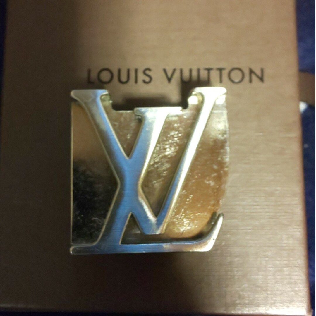 LOUIS VUITTON(ルイヴィトン)のLvマークの ベルトのバックルです メンズのファッション小物(ベルト)の商品写真