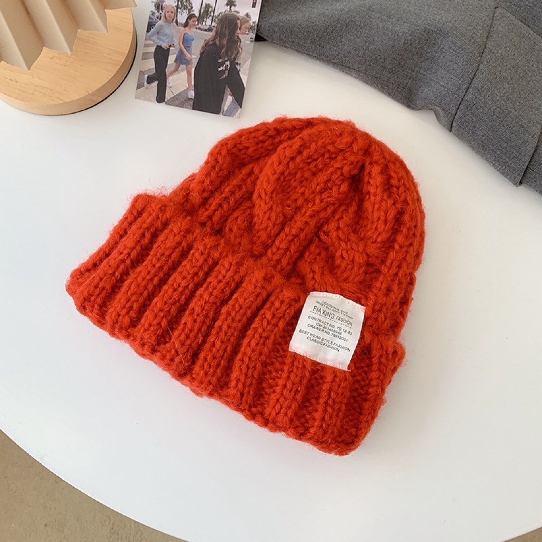 レディースニット帽　レッド　ケーブルニット　ざっくり編み　タグ　秋冬 レディースの帽子(ニット帽/ビーニー)の商品写真