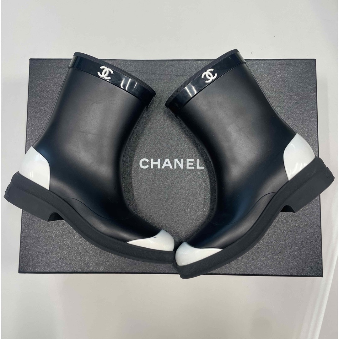 CHANEL(シャネル)のCHANEL レインブーツ 白黒 バイカラー レディースの靴/シューズ(レインブーツ/長靴)の商品写真