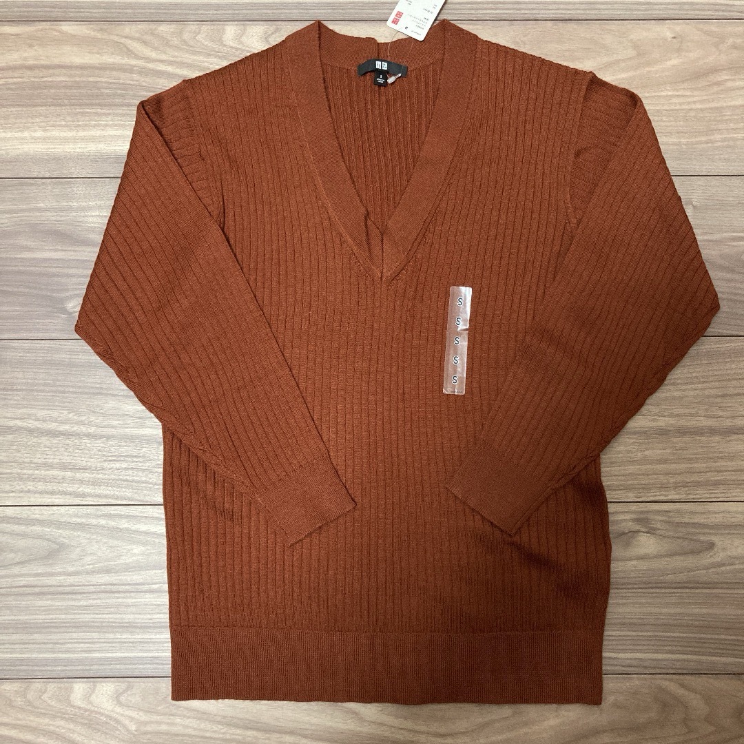 UNIQLO(ユニクロ)の【新品 未使用】 定価2990円＋税　人気カラー Ｖネック セーター レディースのトップス(ニット/セーター)の商品写真