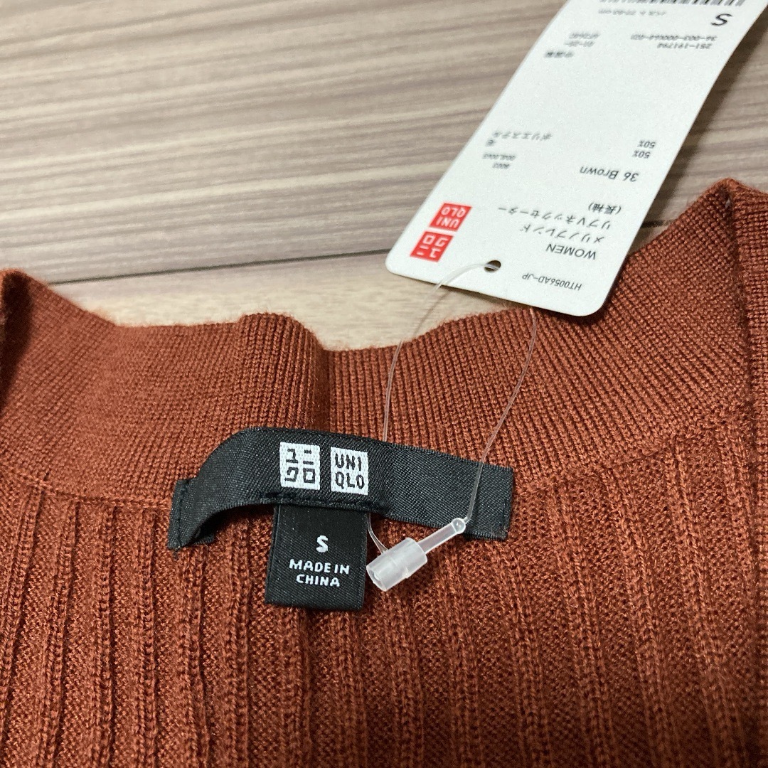 UNIQLO(ユニクロ)の【新品 未使用】 定価2990円＋税　人気カラー Ｖネック セーター レディースのトップス(ニット/セーター)の商品写真