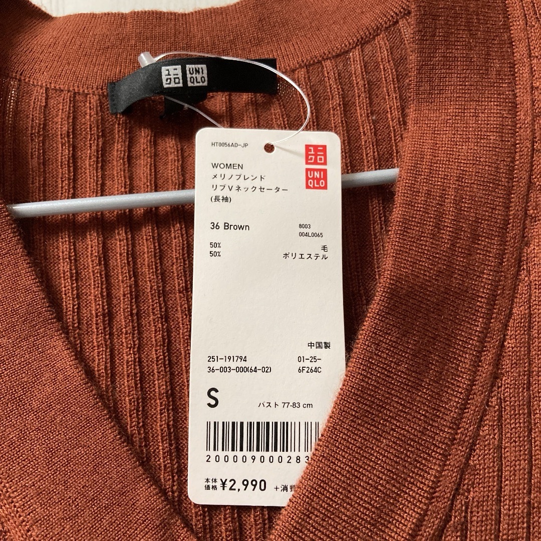 UNIQLO(ユニクロ)の【新品 未使用】 定価2990円＋税　人気カラー Ｖネック セーター レディースのトップス(ニット/セーター)の商品写真