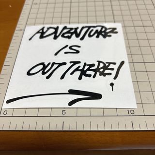 【カッティングステッカー】ADVENTURE IS OUT THERE 小　黒(車外アクセサリ)