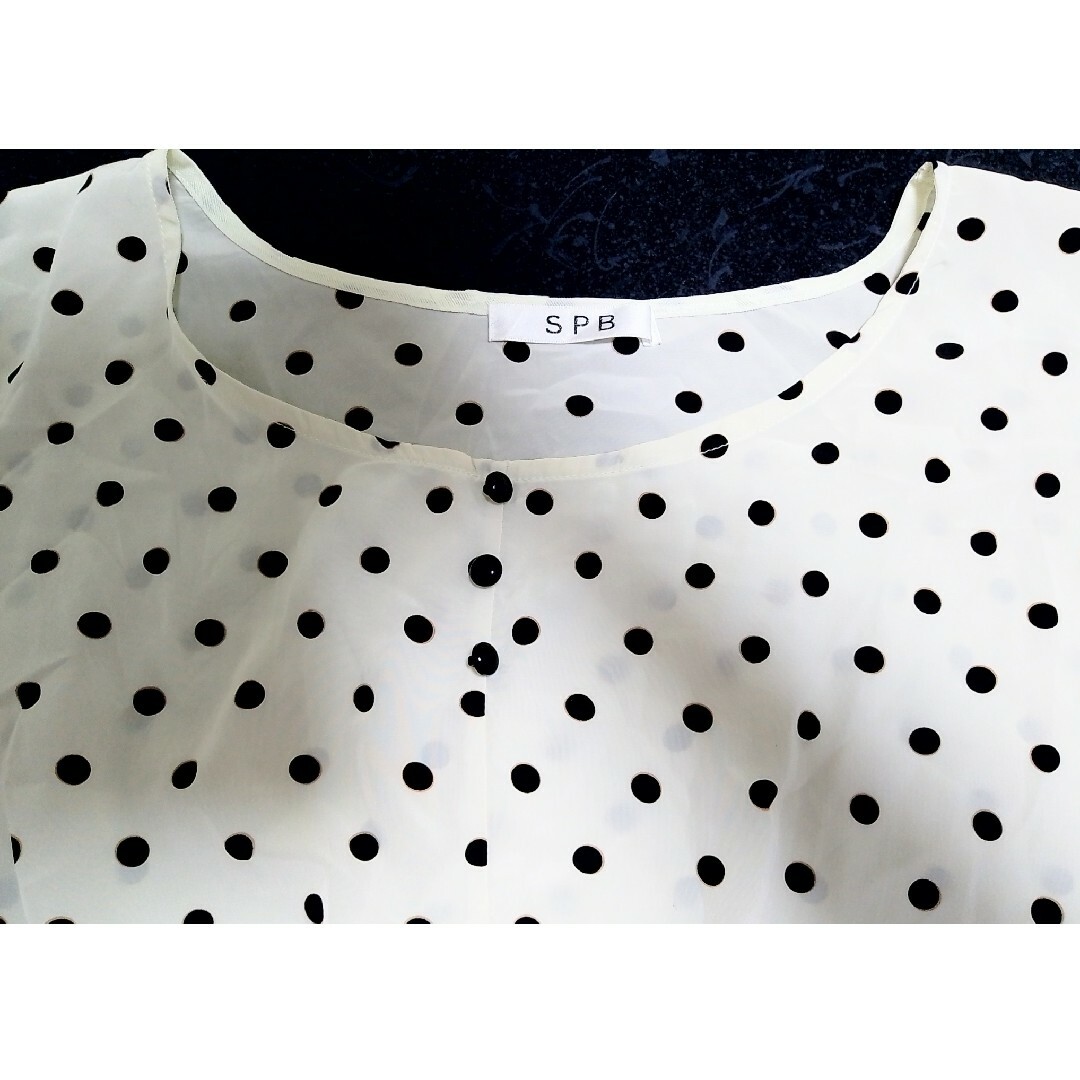 ワールド　ノースリーブ　トップス　 ゆったり　Mサイズ　黒ボタン　黒の水玉模様 メンズのトップス(Tシャツ/カットソー(半袖/袖なし))の商品写真