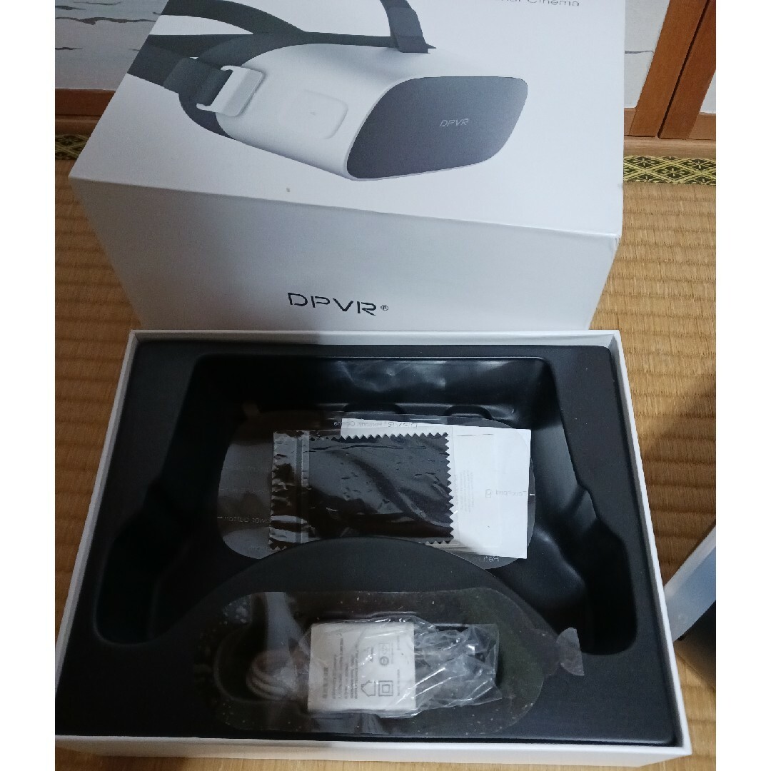 DPVR　ヘッドマウント　VRゴーグル付属品全て揃っております使用回数少なく スマホ/家電/カメラのテレビ/映像機器(その他)の商品写真