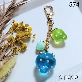 No.574【pinqoo】イチゴの３連チャーム(ブルー系)(キーホルダー)