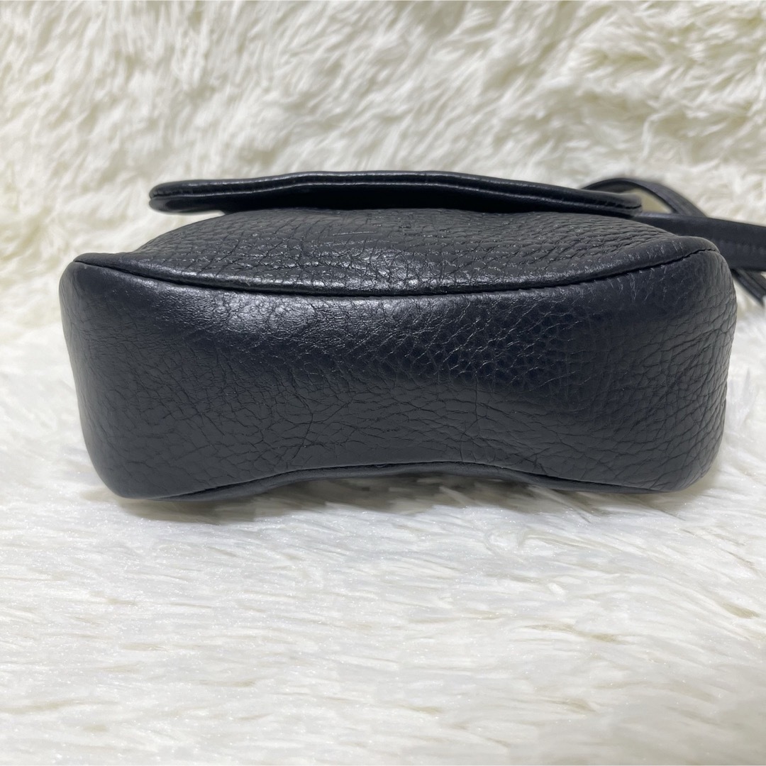 【希少カラー】ヒロフ ショルダーバッグ ダークネイビー シボ革 エンボスロゴ レディースのバッグ(ショルダーバッグ)の商品写真