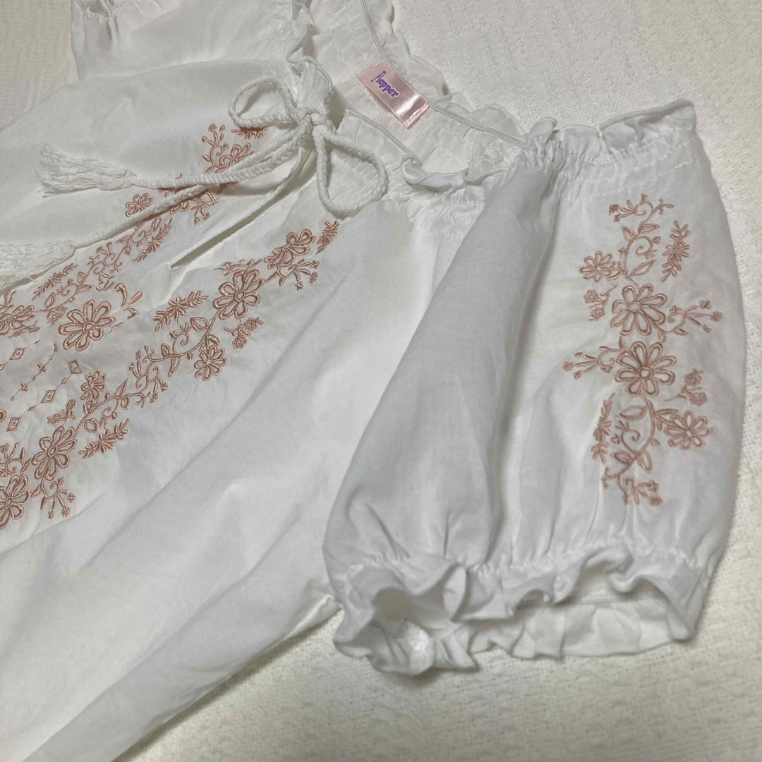 [Fiapper]花柄刺繍シャーリングフリルシャツ　オフショルダー　半袖　春 レディースのトップス(シャツ/ブラウス(半袖/袖なし))の商品写真