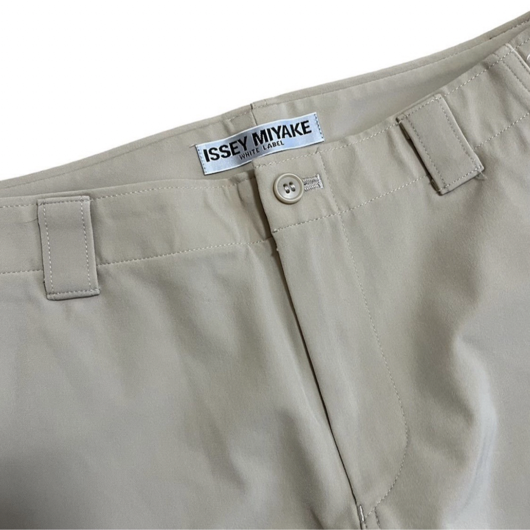 ISSEY MIYAKE(イッセイミヤケ)のissey miyake white label back zip slacks メンズのパンツ(スラックス)の商品写真