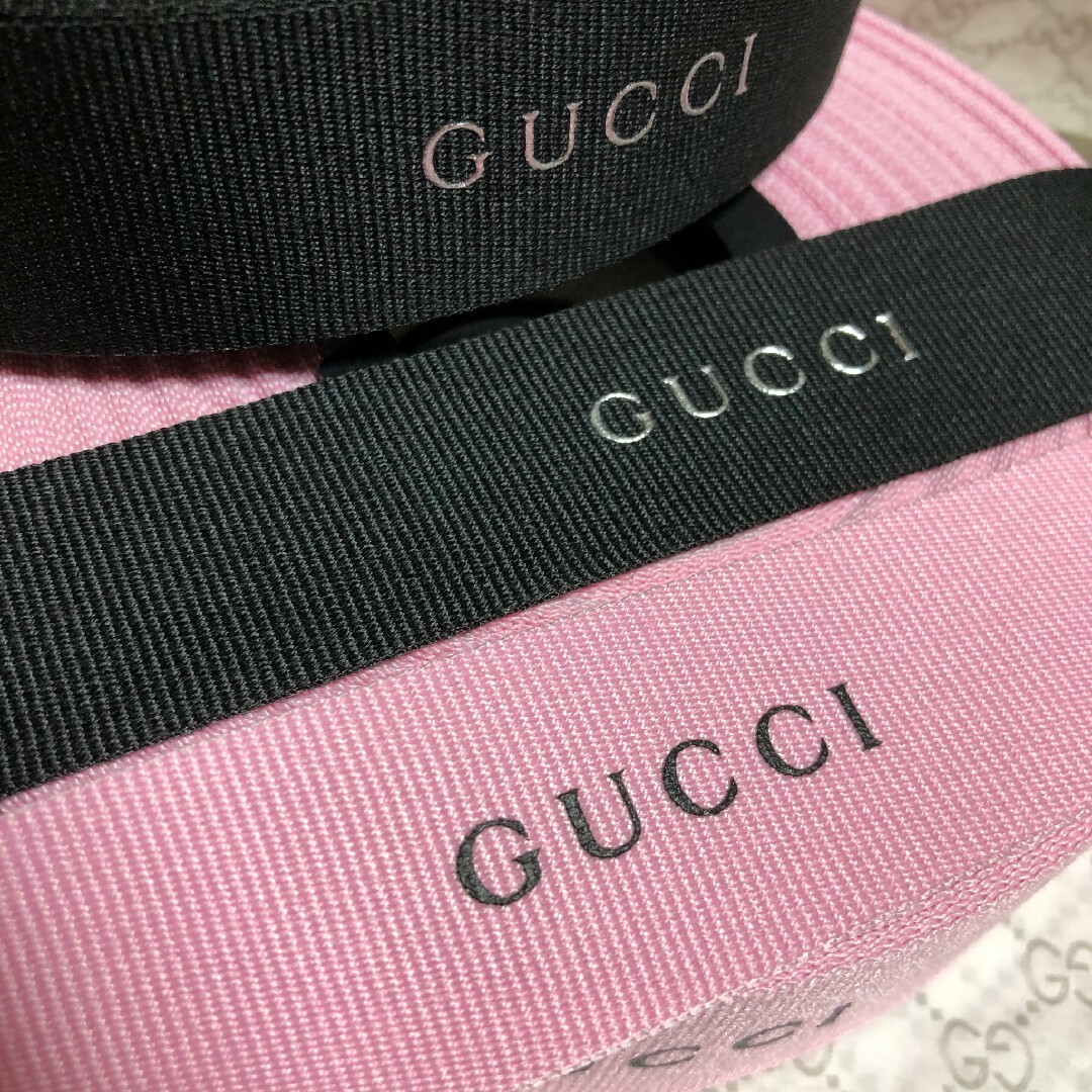 Gucci(グッチ)の合計2m/グッチワイドリボン🎀黒色、ピンク3cm幅✕各1m インテリア/住まい/日用品のオフィス用品(ラッピング/包装)の商品写真